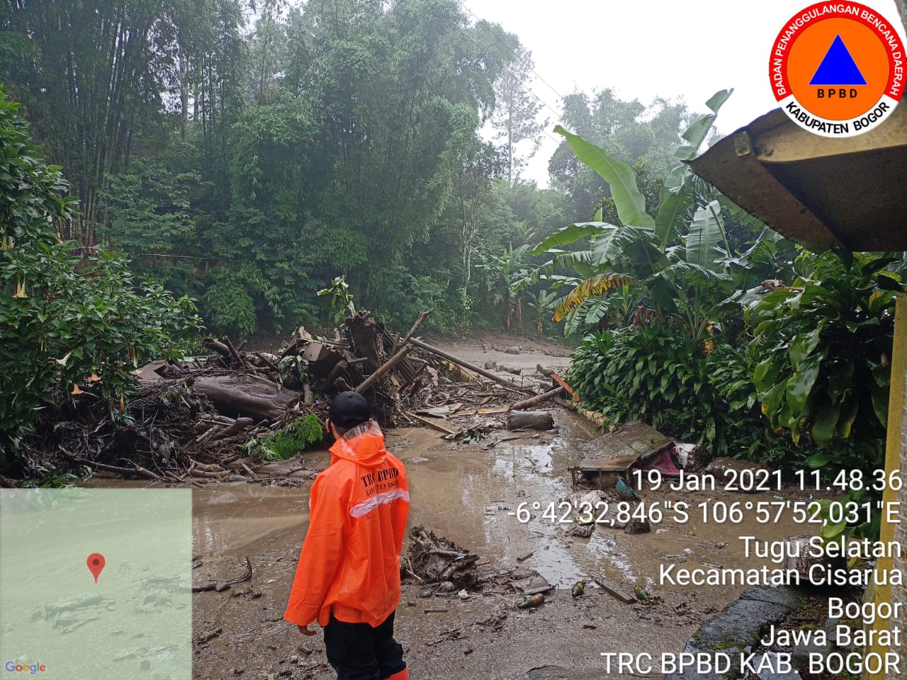 Petugas BNPB Kabupaten Bogor sedang melakukan observasi pasca kejadian banjir bandang dan longsor di Desa Tugu, Kecamatan Cisarua, Kabupaten Bogor