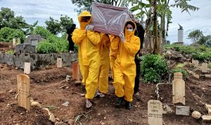 Prosesi pemakaman pasien Covid-19 oleh anggota keluarganya di TPU Cikadut, Kamis (28/1). Foto: Ayu/Jabar Ekspres.