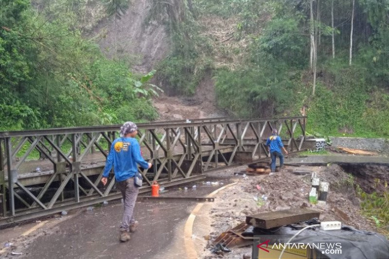 Petugas memperbaiki jembatan di jalur yang terdampak longsor di Talegong, Kabupaten Garut, Jawa Barat, beberapa waktu lalu. Foto: ANTARA/HO-Warga