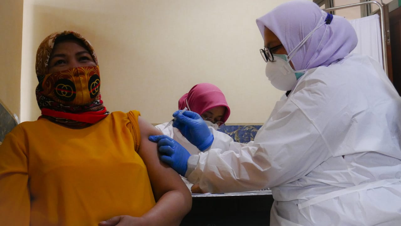 Ilustrasi pelaksanaan vaksinasi Covid-19 terhadap tenaga kesehatan di KBB (Kabupaten Bandung Barat).