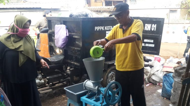 Simpang Sari RW 01 Olah Sampah  Organik  Menjadi  Pakan 