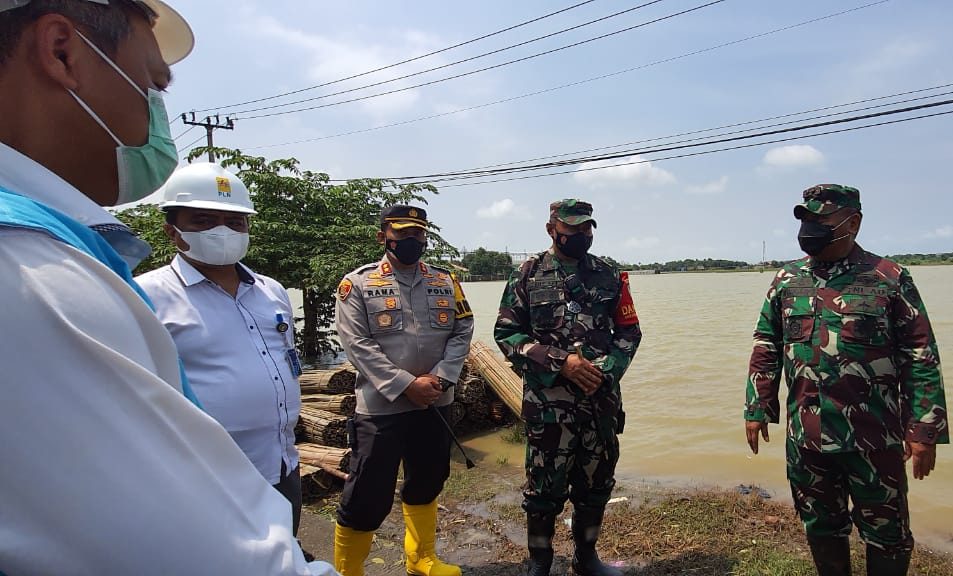 Pangdam III/Siliwangi, Mayjen TNI Nugroho Budi Wiryanto (kedua dari kanan) tengah memantau kondisi Gardu Induk Tegalherang yang terdampak banjir di Karawang, Jawa Barat (22/2). Foto: Humas PLN
