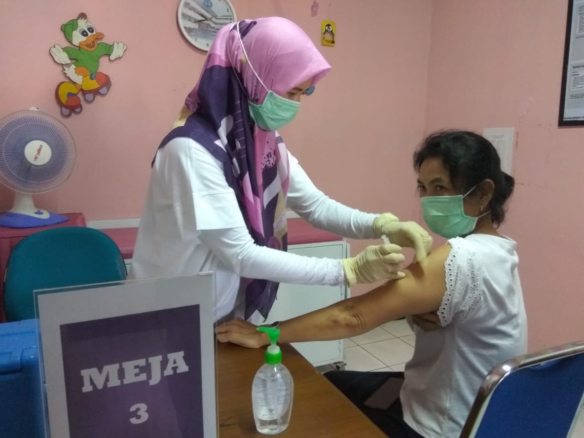 Pelaksanaan vaksinasi Covid-19 untuk tenaga kesehatan di KBB. (Ilustrasi)
