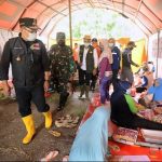CEK LAPANGAN: Gubernur Jabar Ridwan Kamil saat memantau para pengungsi hingga kondisi banjir di Subang. Tinjauan tersebut sambil memastikan bantuan logistik sampai ke warga. (FOTO HUMAS PEMPROV JABAR)