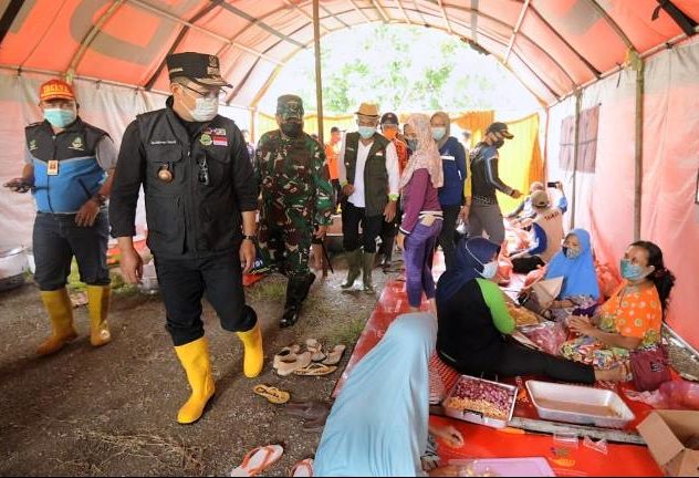 CEK LAPANGAN: Gubernur Jabar Ridwan Kamil saat memantau para pengungsi hingga kondisi banjir di Subang. Tinjauan tersebut sambil memastikan bantuan logistik sampai ke warga. (FOTO HUMAS PEMPROV JABAR)