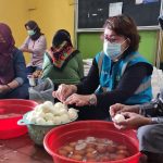 Jajaran karyawan PLN dan Istri Karyawan PLN ikut membantu menyediakan makanan siap santap