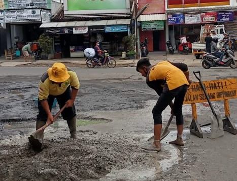 Pemeliharaan jalan berlubang di Jl. Cipatik, Soreang. Foto: Kharismanda, Jabar Ekspres
