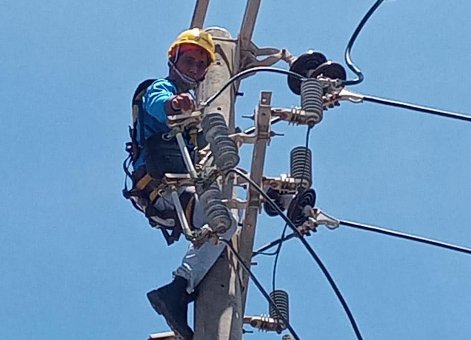 Gangguan Listrik yang sedang ditangani oleh petugas PLN