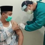 Bupati Bandung terpilih HM Dadang Supriatna saat disuntik vaksin Covid-19.