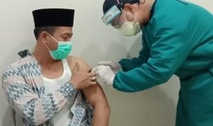 Bupati Bandung terpilih HM Dadang Supriatna saat disuntik vaksin Covid-19.