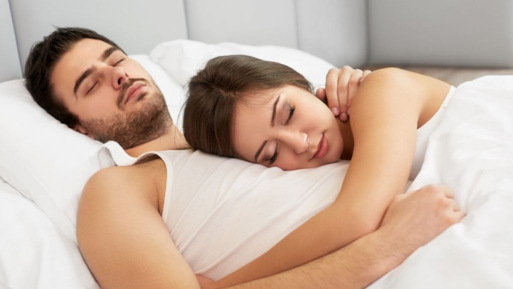 Romantis, Begini Posisi Tidur yang Sangat Disukai Pasangan -  jabarekspres.com