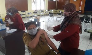 Situasi saat vaksinasi virus Covid-19 yang dilakukan di Gedung KORPRI Kabupaten Sumedang, belum lama ini.