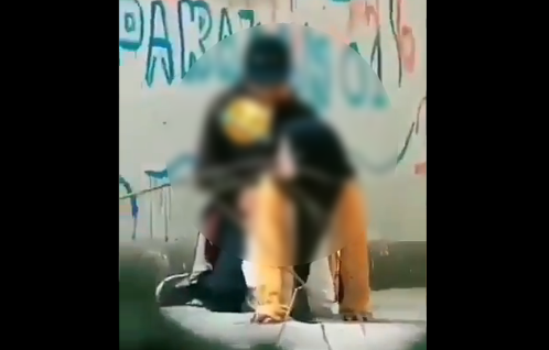Video Viral dari perbuatan tak senonoh dua remaja dengan latar belakang tembok bertuliskan Parakan 01