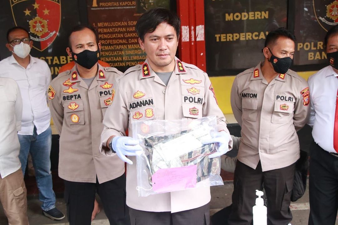 Polrestabes Bandung tengah mengekspose pelaku penipuan yang melibatkan kalangan anak remaja