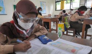 ILUSTRASI SEKOLAH: Proses belajar mengajar secara tatap muka di Garut, pihak sekolah menyediakan ruang isolasi mandiri bagi siswa sebagai antisipasi paparan virus korona. (ILUSTRASI)