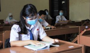 Ilustrasi: Seorang siswa sedang melakukan simulasi Pembelajaran Tatap Muka (PTM) - Sekolah Standar Nasional