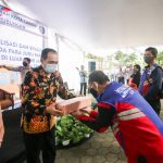 Pelaksana Tugas (Plt) Walikota Cimahi Ngatiyana, berikan apresiasi berupa hadiah kepada penjuru parkir yang terpilih, di Gedung D Bidang Lalin Dishub Kota Cimahi