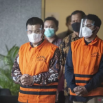 Bupati Bandung Barat, Aa Umbara Sutisna (kiri), dan anaknya, Andri Wibawa (kanan), menggunakan rompi tahanan seusai diperiksa di Gedung Merah Putih KPK, Jakarta, Jumat (9/4/2021). ANTARA FOTO/Aprillio Akbar