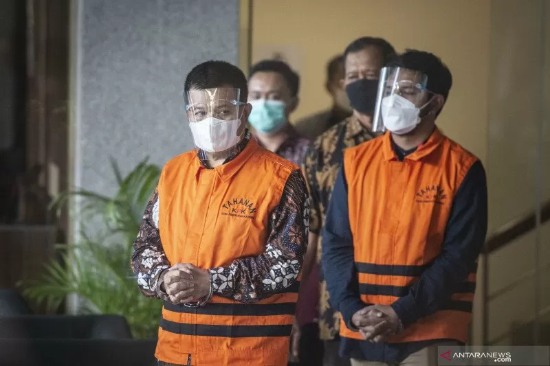 Bupati Bandung Barat, Aa Umbara Sutisna (kiri), dan anaknya, Andri Wibawa (kanan), menggunakan rompi tahanan seusai diperiksa di Gedung Merah Putih KPK, Jakarta, Jumat (9/4/2021). ANTARA FOTO/Aprillio Akbar
