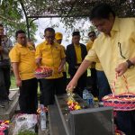 Airlangga Hartarto Ziarah ke Makam Pahlawan Eddy Sukardi di Sukabumi