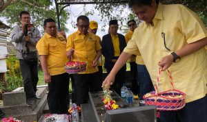 Airlangga Hartarto Ziarah ke Makam Pahlawan Eddy Sukardi di Sukabumi