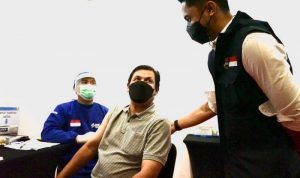TINJAU VAKSINASI: Plt Bupati Bandung Barat Hengki Kurniawan saat memantau kegiatan vaksinasi, baru-baru ini.