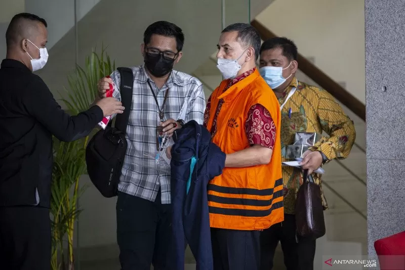 Tersangka Wali Kota Cimahi nonaktif Ajay Muhammad Priatna (kedua kanan) usai menjalani pemeriksaan di Gedung KPK, Jakarta, Kamis (25/3/2021). ANTARA FOTO/Dhemas Reviyanto/foc.