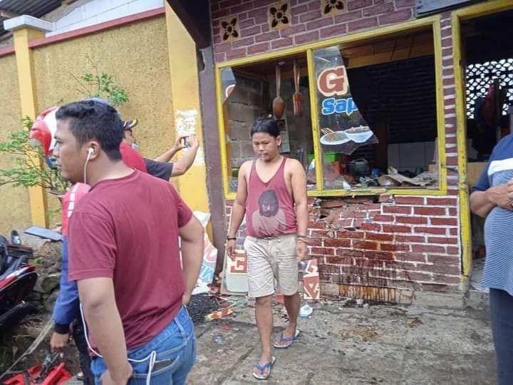 Bagian depan warung makan di Baleendah di tabrak Angkot