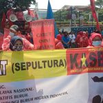 Organisasi Buruh KASBI sedang melakukan aksi demo menuntut agar pemerintah menekan perusahaan agar THR dibayarkan.