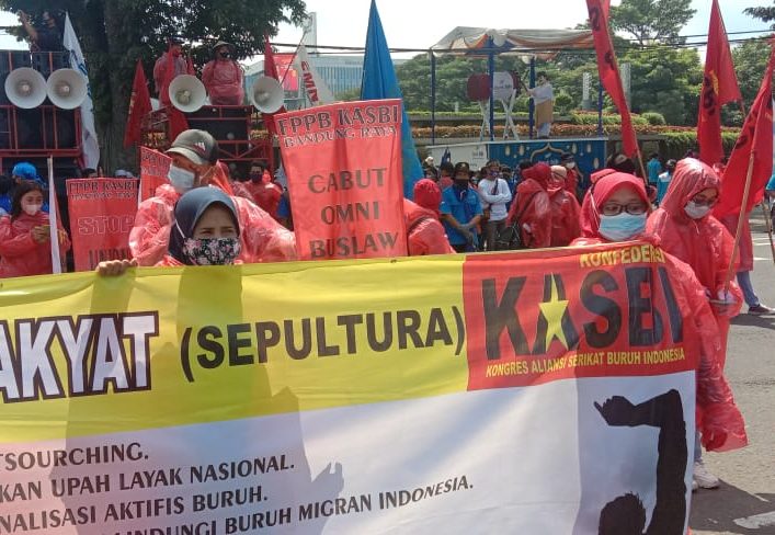 Organisasi Buruh KASBI sedang melakukan aksi demo menuntut agar pemerintah menekan perusahaan agar THR dibayarkan.