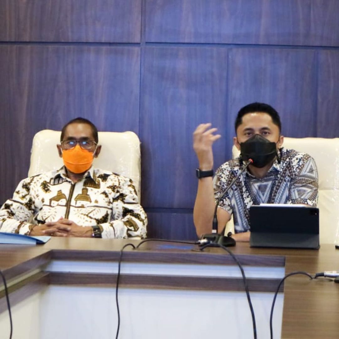 SIAPKAN PROGRAM: Plt Bupati Bandung Barat Hengki Kurniawan (kanan) didampingi Kepala Bappelitbangda KBB, Asep Wahyu saat rakor pembahasan RKPD 2022 yang fokus untuk pemulihan ekonomi.