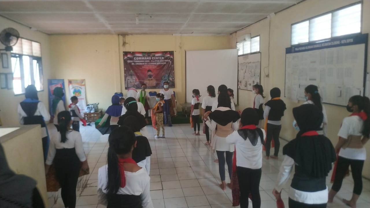 Sejumlah peserta tampak sedang mengikuti pelatihan tari gratis yang diselenggarakan Sanggar Tari Cantiq di Kelurahan Sukamaju, Cilodong, Depok (Haris Samsuddin/Jabar Ekspres)