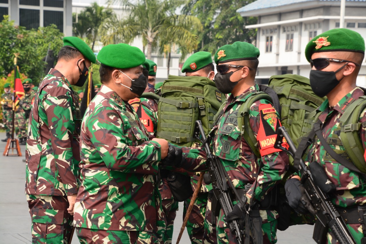 Panglima-Kodam-III-Siliwangi-Mayjen-TNI-Nugroho-Budi-Wiryanto-memberikan-semangat-kepada-Pasukan-Pamrahwan-dari-Yonif-315-Garuda.jpg