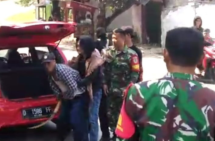 Dadang Buaya bersama kelompok preman lainnya nekat menyerang Polsek dan Koramil di Kecamatan Pamengpeuk Kabupaten Garut.  