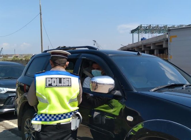 Petugas jajaran Polresta Bandung saat memeriksa kendaraan di Pos Penyekatan Cileunyi pada Jumat (7/5). (Yanuar Baswata/Jabar Ekspres).