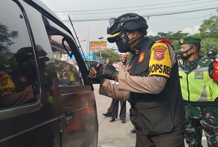 Kapolres Sumedang, AKBP Eko Prasetyo Rubbiyanto saat lakukan pemeriksaan kendaraan di Pos Penyekatan Cimanggung, Jumat (7/5). (Yanuar Baswata/Jabar Ekspres)