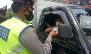 Anggota dari Polrestabes Bandung sedang memeriksa kelengkapan surat-surat kendaraan anggkutan barang