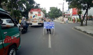 Kawasan Jalan Rajawali, Cimahi, lakukan penyekatan dengan memberi plang untuk hindari pengendara luar bandung untuk mudik dan mencegah penularan covid-19, di Kawasan Jalan Rajawali, Minggu (9/5) (Intan Aida/Jabar Ekspres)