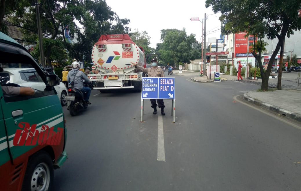 Kawasan Jalan Rajawali, Cimahi, lakukan penyekatan dengan memberi plang untuk hindari pengendara luar bandung untuk mudik dan mencegah penularan covid-19, di Kawasan Jalan Rajawali, Minggu (9/5) (Intan Aida/Jabar Ekspres)
