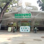 Nampak sepi pengunjung di pintu masuk Kebun Binatang Kota Bandung, Minggu, (23/5). Foto Sandi Nugraha/Jabar Ekspres.