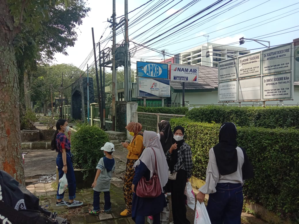 Salah satu rombongan pengunjung yang memutuskan 'balik kanan' ketika baru saja mengetahui Taman Lalu Lintas Kota Bandung turut alami penutupan, Minggu (23/5). (Sandi Nugraha/Jabar Ekspres)