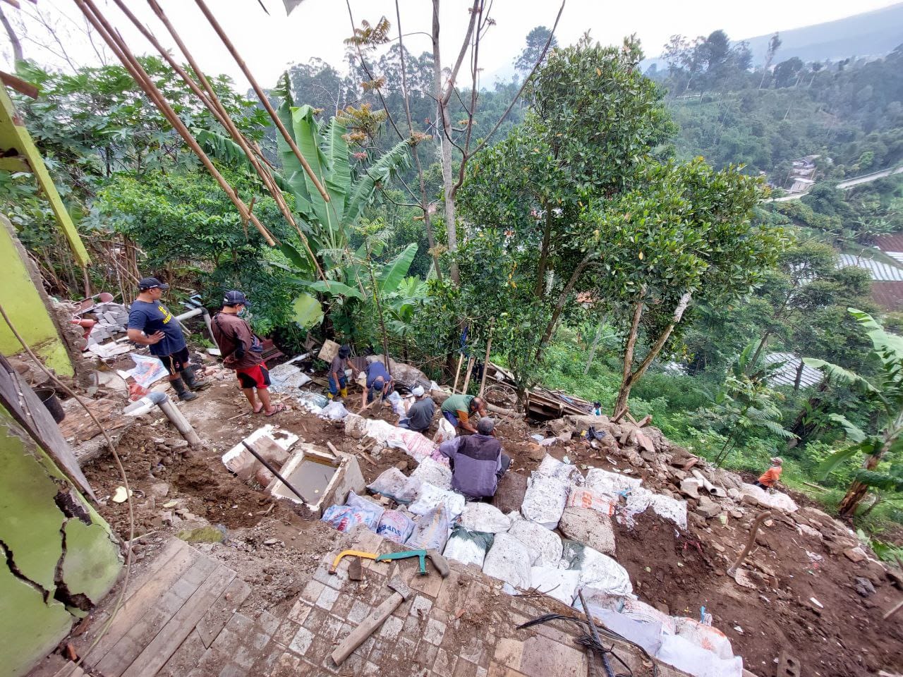 Hujan deras sebabkan longsor yang robohkan tembok rumah warga di Lembang, KBB.