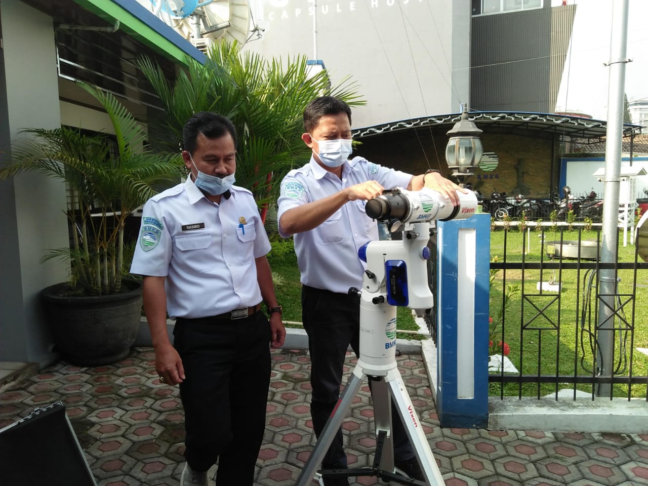 Kepala Seksi Data dan Informasi Badan Meteorologi, Klimatologi, dan Geofisika (BMKG) Kota Bandung, Rasmid (kiri).