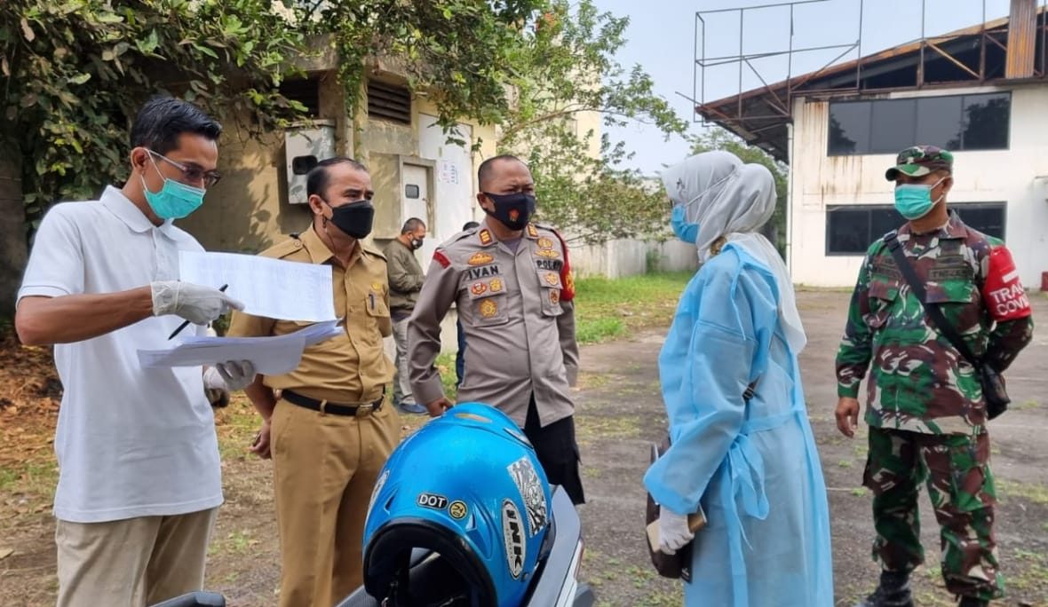 Pihak Satgas Covid-19 Kecamatan Pameungpeuk, beserta petugas Puskemas Dinkes Bandung di Pameumpek saat melakukan tes Swab Antigen dan PCR kepada warga.