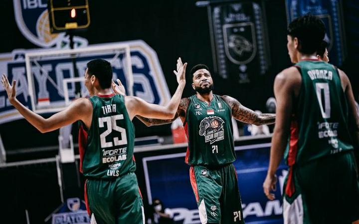 Louvre Dewa United lolos ke babak semifinal IBL untuk kali pertama. (@louvredewaunited/Instagram)