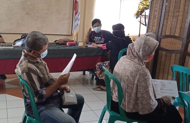 Tiga orang peserta suntik vaksin sedang melakukan antrian dengan teratur di Balai Pertemuan RW2, Kelurahan Cimahi, Kecamatan Cimahi Tengah, Selasa (25/2).(Intan Aida/Jabar Ekspres)