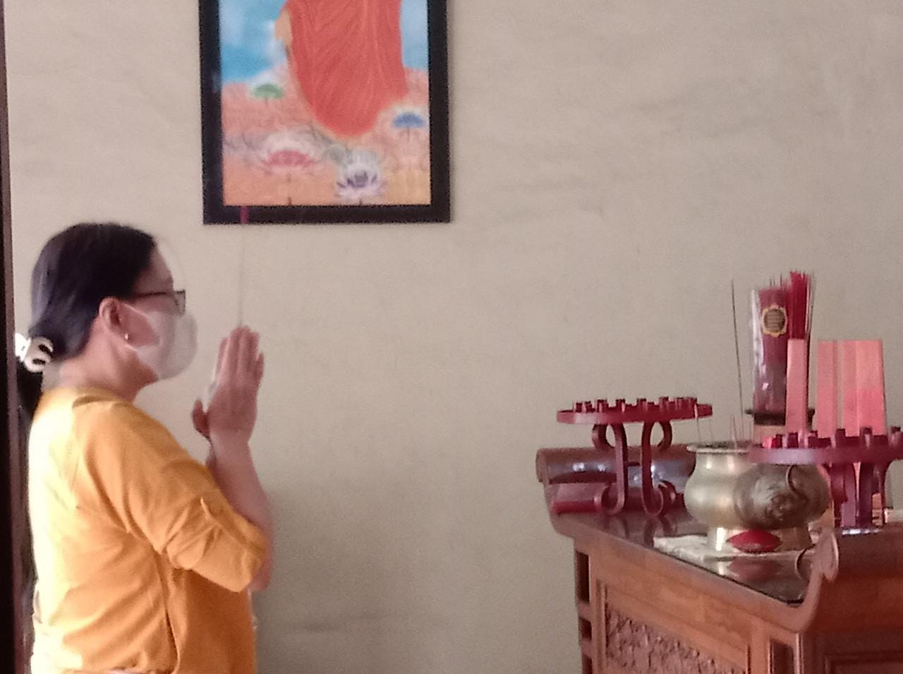 Seorang ibu sedang melakukan ritual berdoa dalam perayaan Hari Raya Waisak, Vihara Tanda Bhakti, Rabu (26/5).(Intan Aida/Jabar Ekspres)