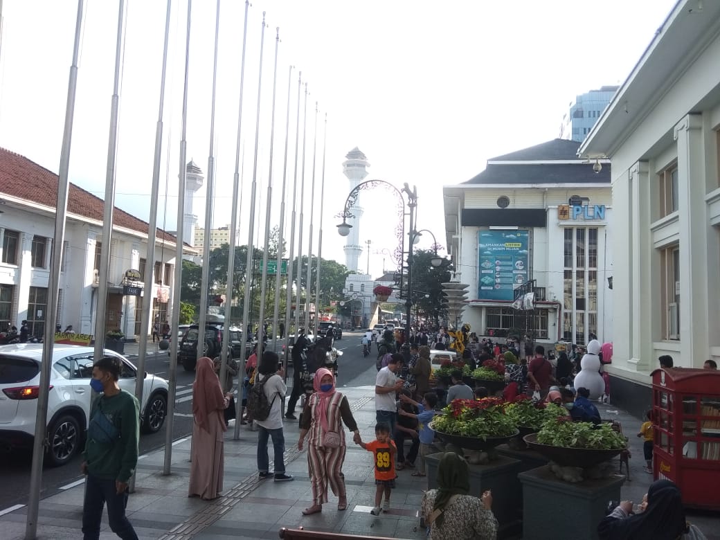 Para pengunjung padati kawasan Jalan Asia-Afrika Kota Bandung. Foto: Nurrani Rusmana/Jabar Ekspres.