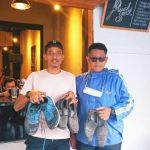Founder Orangbike Messenger, Sandi Warasastra (kiri) saat menerima sumbangan sepatu. (@orangbikemessenger/Instagram)