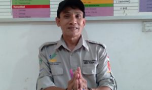 Kepala Seksi (Kasi) Kesejahteraan Desa Panenjoan, Handi Suhandi di kantor, Jumat (28/5). (Yanuar Baswata/Jabar Ekspres)
